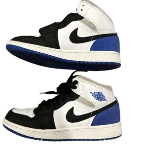 Nike Air Jordan 1 mid shoes